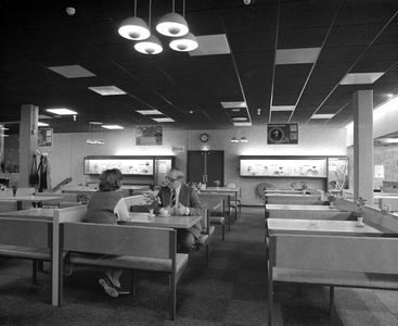 880205 Interieur van het restaurant van het warenhuis HEMA (Oudegracht 137) te Utrecht, met op de achtergrond vitrines ...